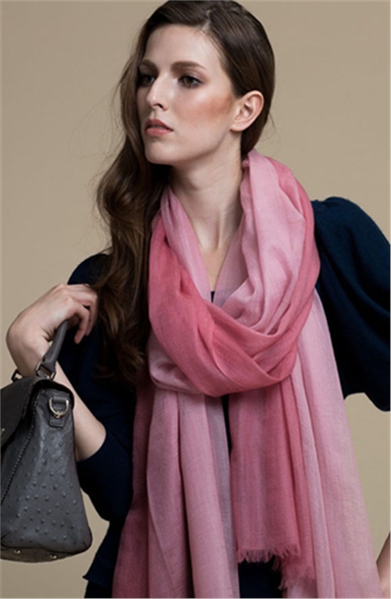 膚色白選什么顏色圍巾