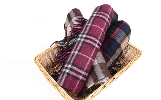 桑蠶絲圍巾十大品牌,批發(fā)定制便宜的廠家 圍巾圖