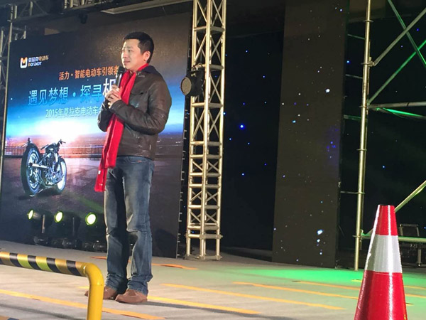 小強佩戴紅色年會圍巾