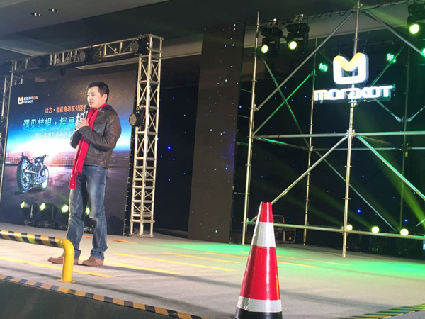 小強年會紅色圍巾