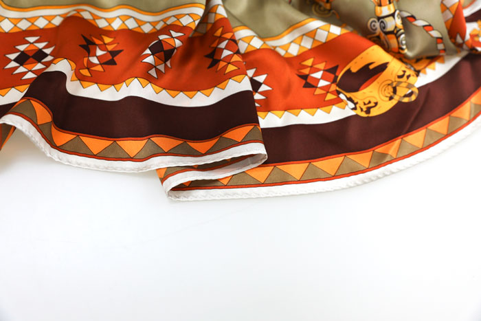 金裝車架絲巾細(xì)節(jié)圖 金裝車架絲巾細(xì)節(jié)圖