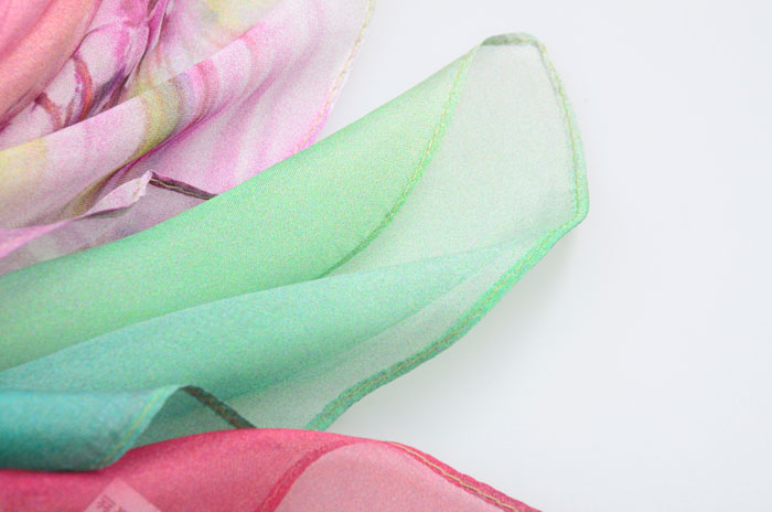 迷花沾草絲巾細(xì)節(jié)圖 迷花沾草絲巾細(xì)節(jié)圖