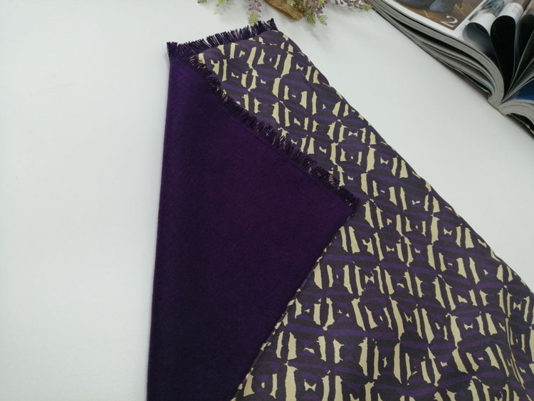 儒雅氣質(zhì)男士圍巾細節(jié)圖 儒雅氣質(zhì)男士圍巾細節(jié)圖