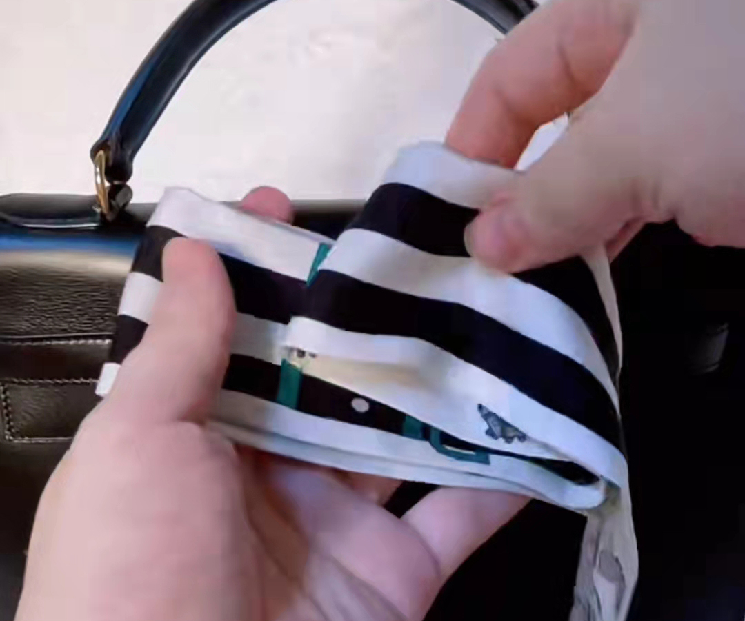 絲巾蝴蝶結(jié)系法1