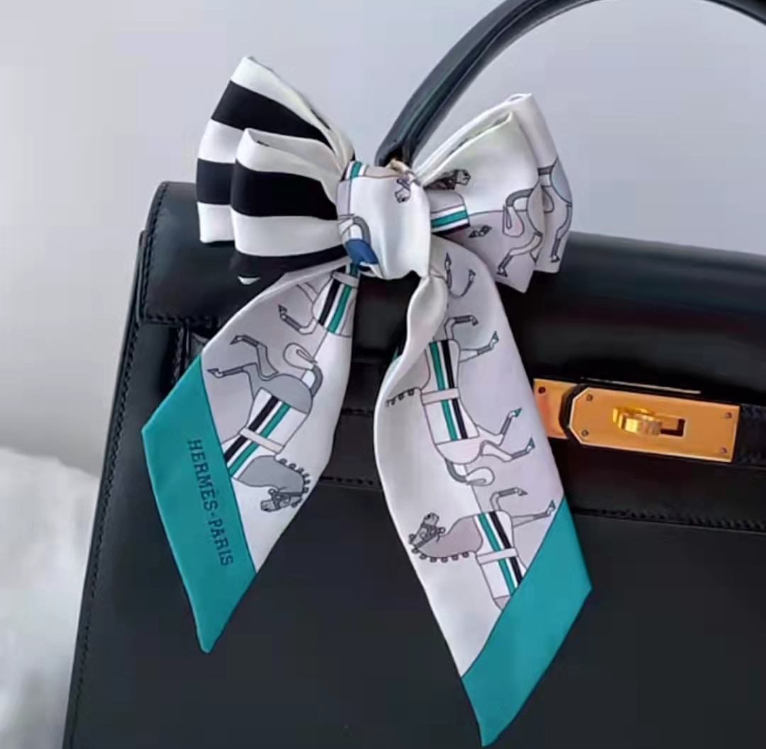 絲巾蝴蝶結(jié)系法4