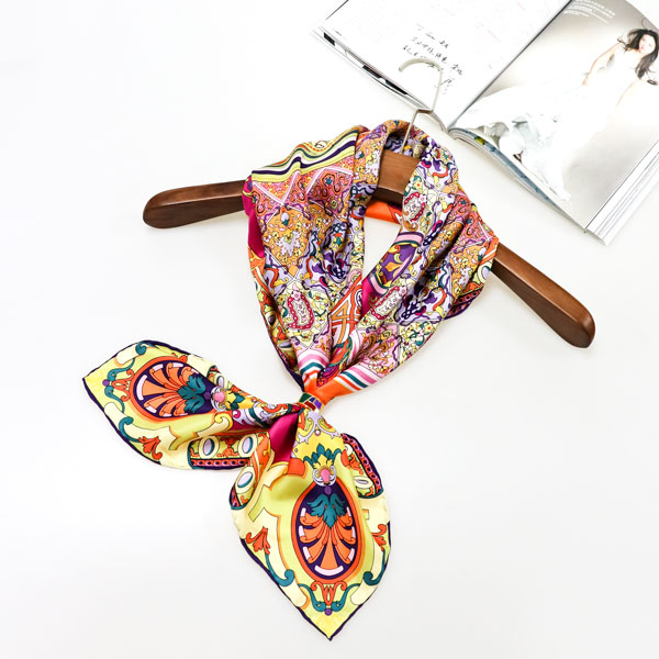 異域風(fēng)情絲巾